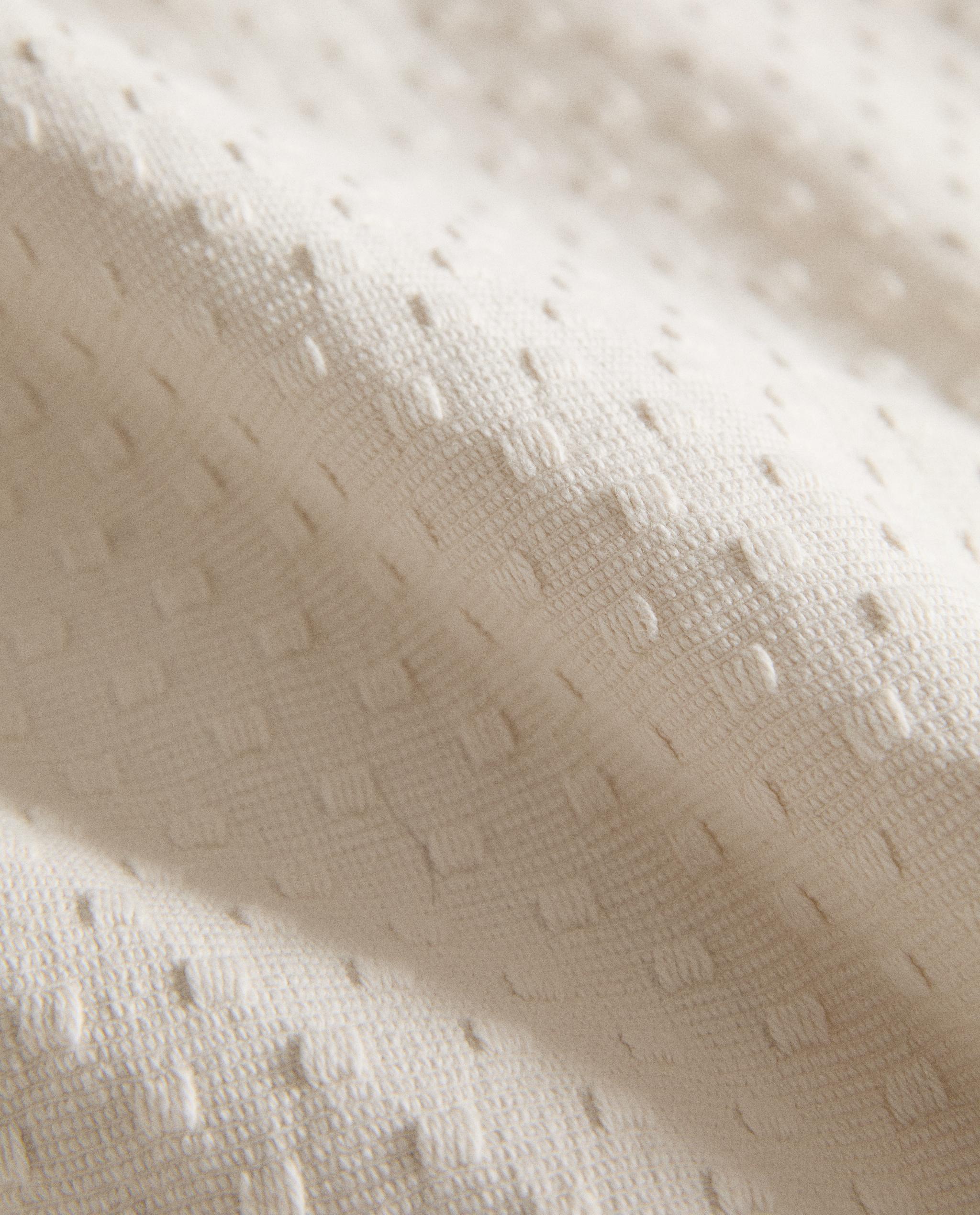 BEDSPREAD WITH POLKA DOT DESIGN product thumbnail 2