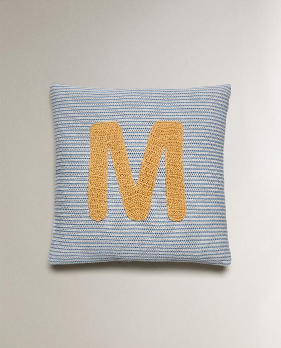 وسادة للأطفال مطرزة بحرف m