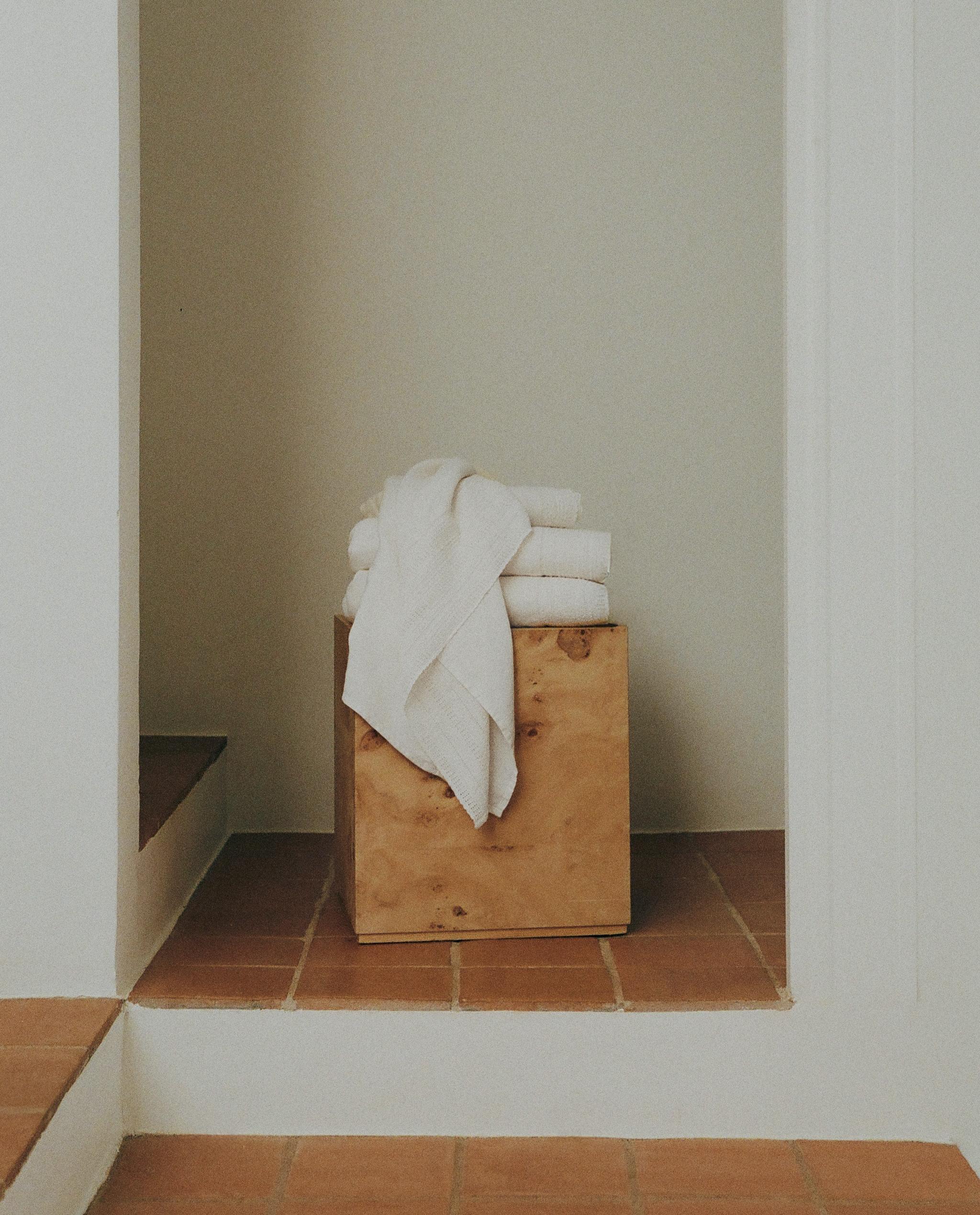 TOWEL WITH EMBROIDERED LINEN BORDER product thumbnail 11
