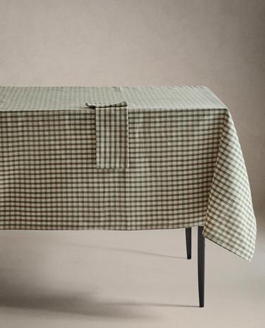 КАРИРАНА ПОКРИВКА ЗА МАСА С ДЕКОРАТИВЕН ШЕВ