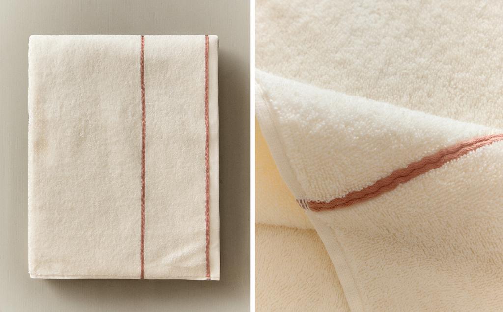 BATH TOWEL WITH CONTRAST PIPING BATH TOWEL WITH CONTRAST PIPING