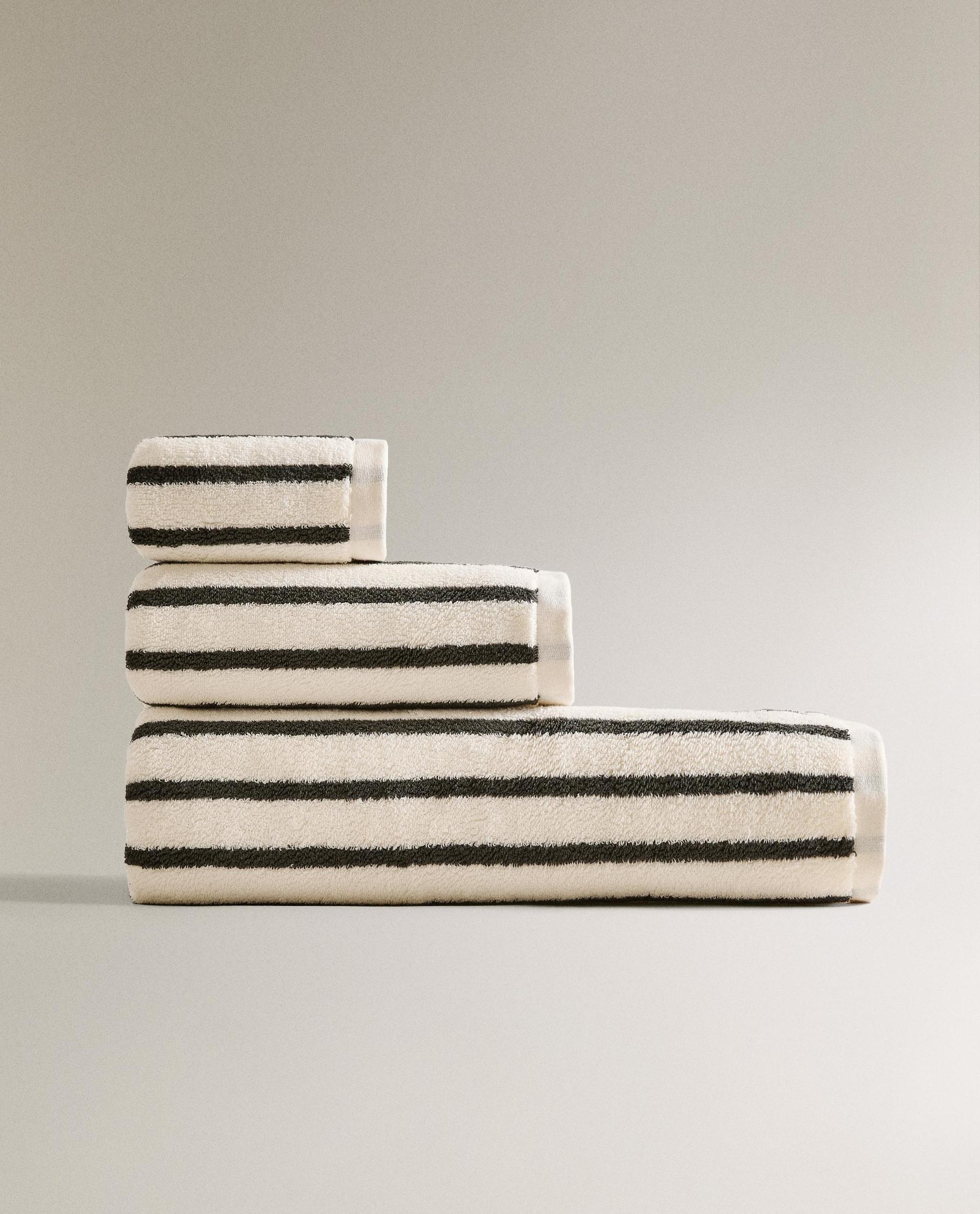 BATH TOWEL WITH COLORED STRIPES BATH TOWEL WITH COLORED STRIPES