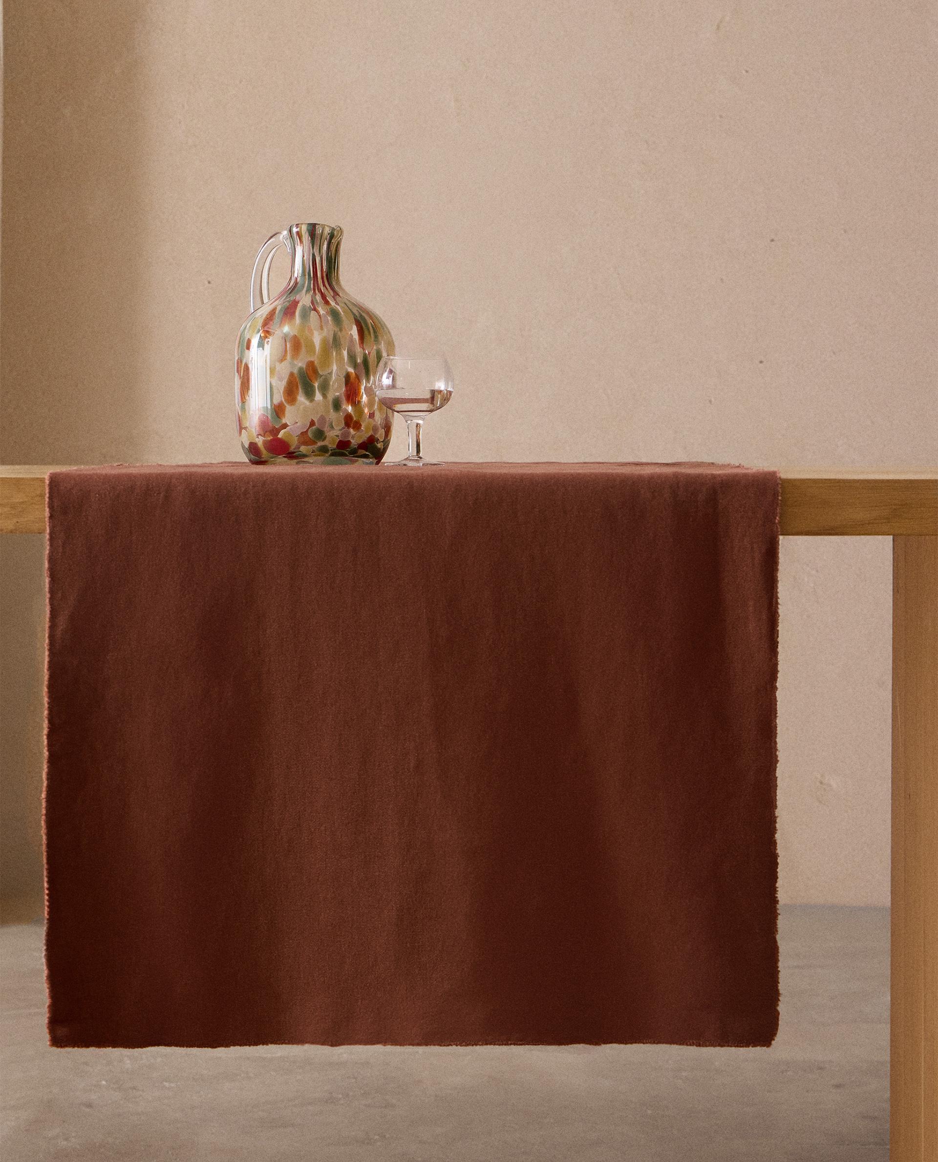 TABLE RUNNER 01