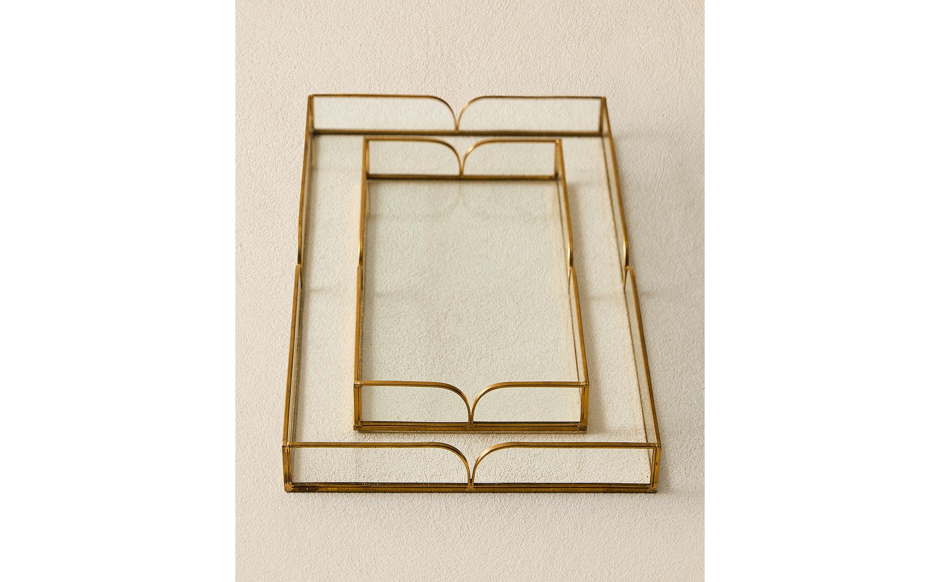 PADĖKLAS IŠ STIKLO IR METALO PADĖKLAS IŠ STIKLO IR METALO