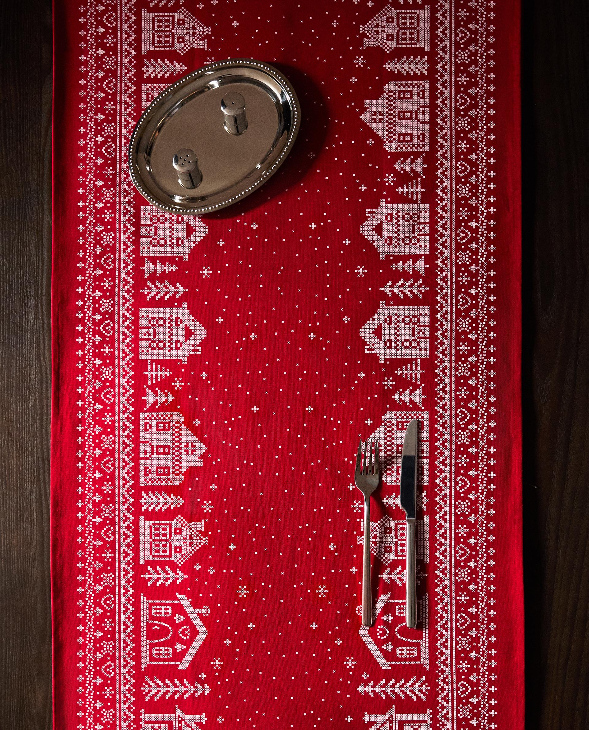 CHRISTMAS VILLAGE COTTON TABLE RUNNER