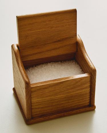 OAK WOOD SALT SHAKER WITH LID