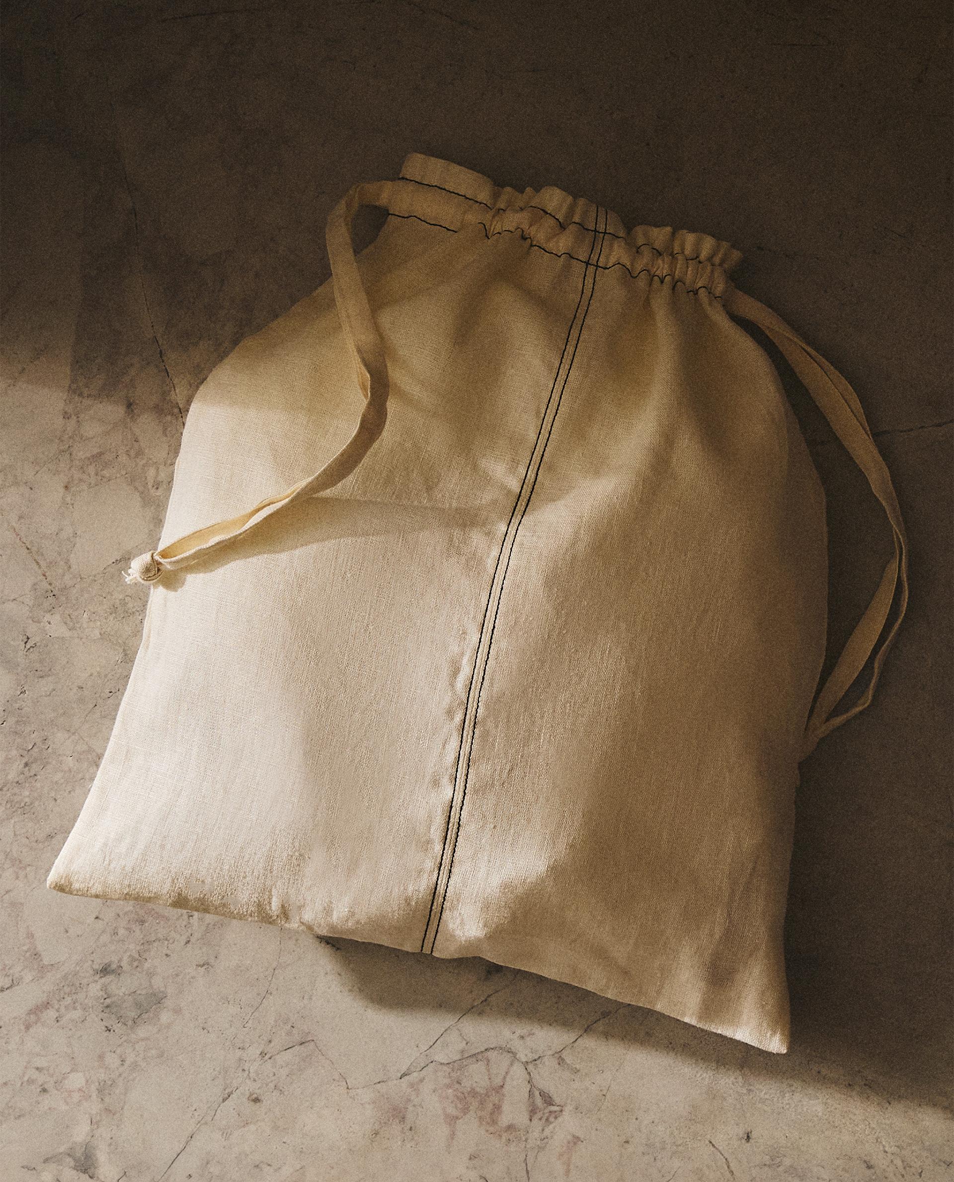 LINEN BAG WITH TOPSTITCHING - TOILETRY BAGS AND BAGS - CLOTHING AND FOOTWEAR | Zara Home United States of America | Zara Home United States of America