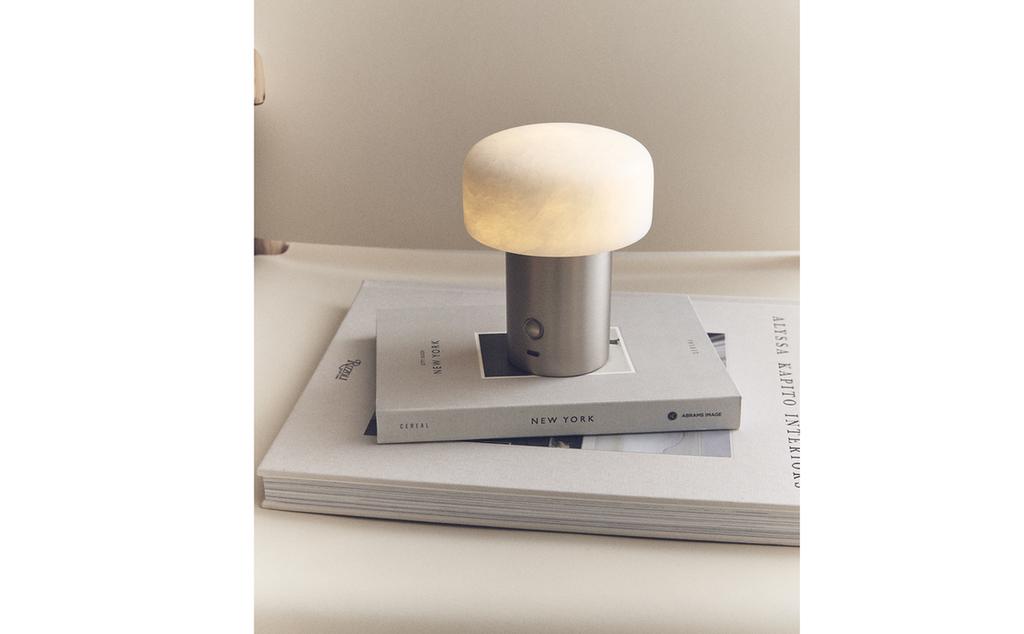 ALABASTER AND METAL CORDLESS TABLE LAMP ALABASTER AND METAL CORDLESS TABLE LAMP