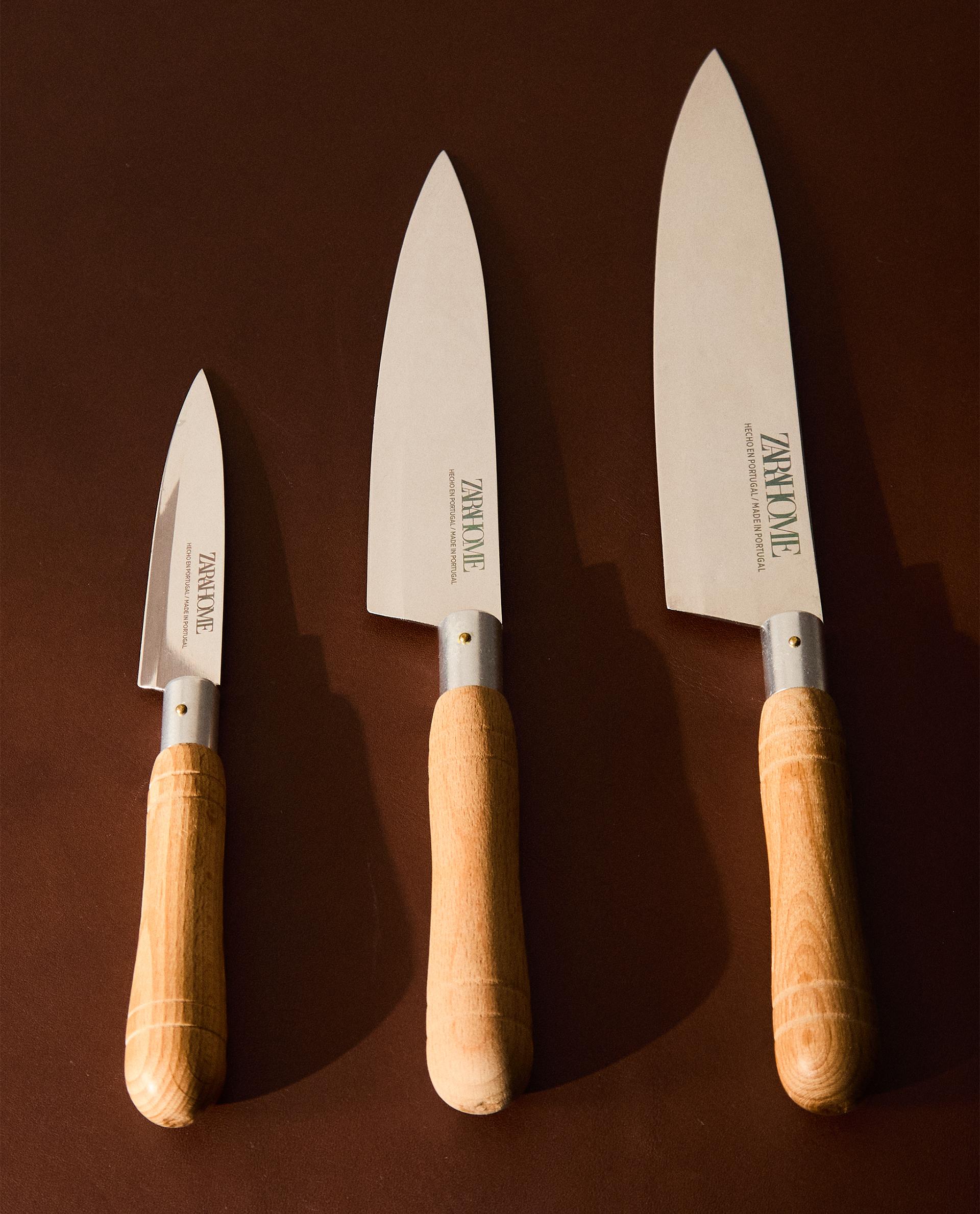 SET OF KNIVES WITH WOODEN HANDLES