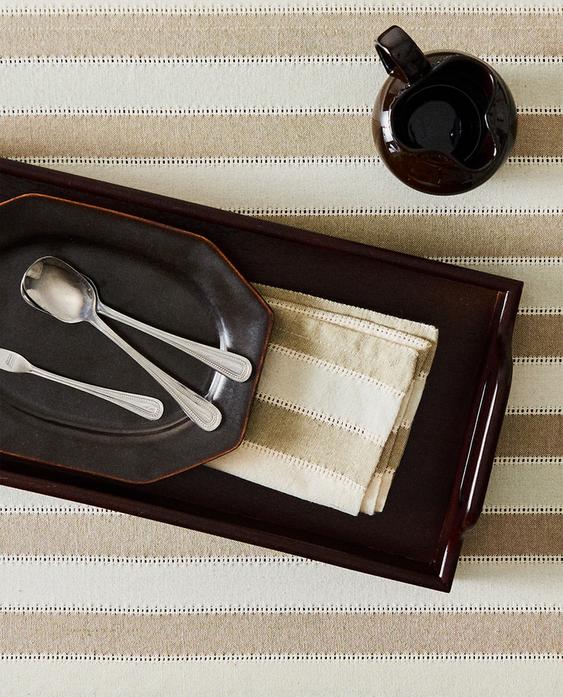 غطاء طاولة ضيق مخطط بحافة دانتيل غطاء طاولة ضيق مخطط بحافة دانتيل