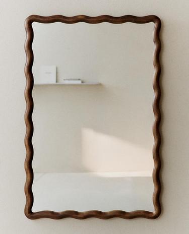 WALL MIRROR WITH SCALLOPED FRAME