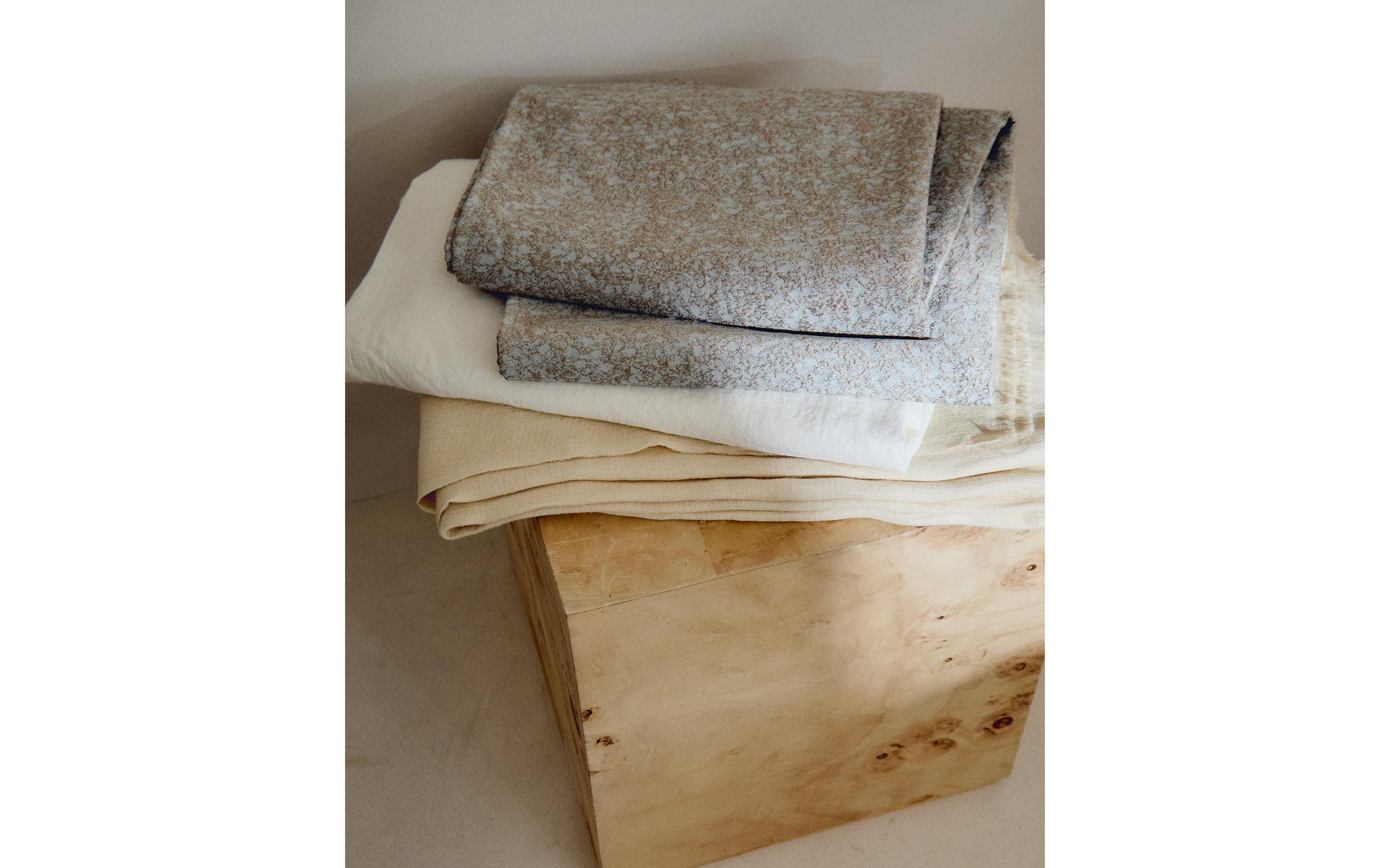 FLORAL JACQUARD BLANKET product thumbnail 3