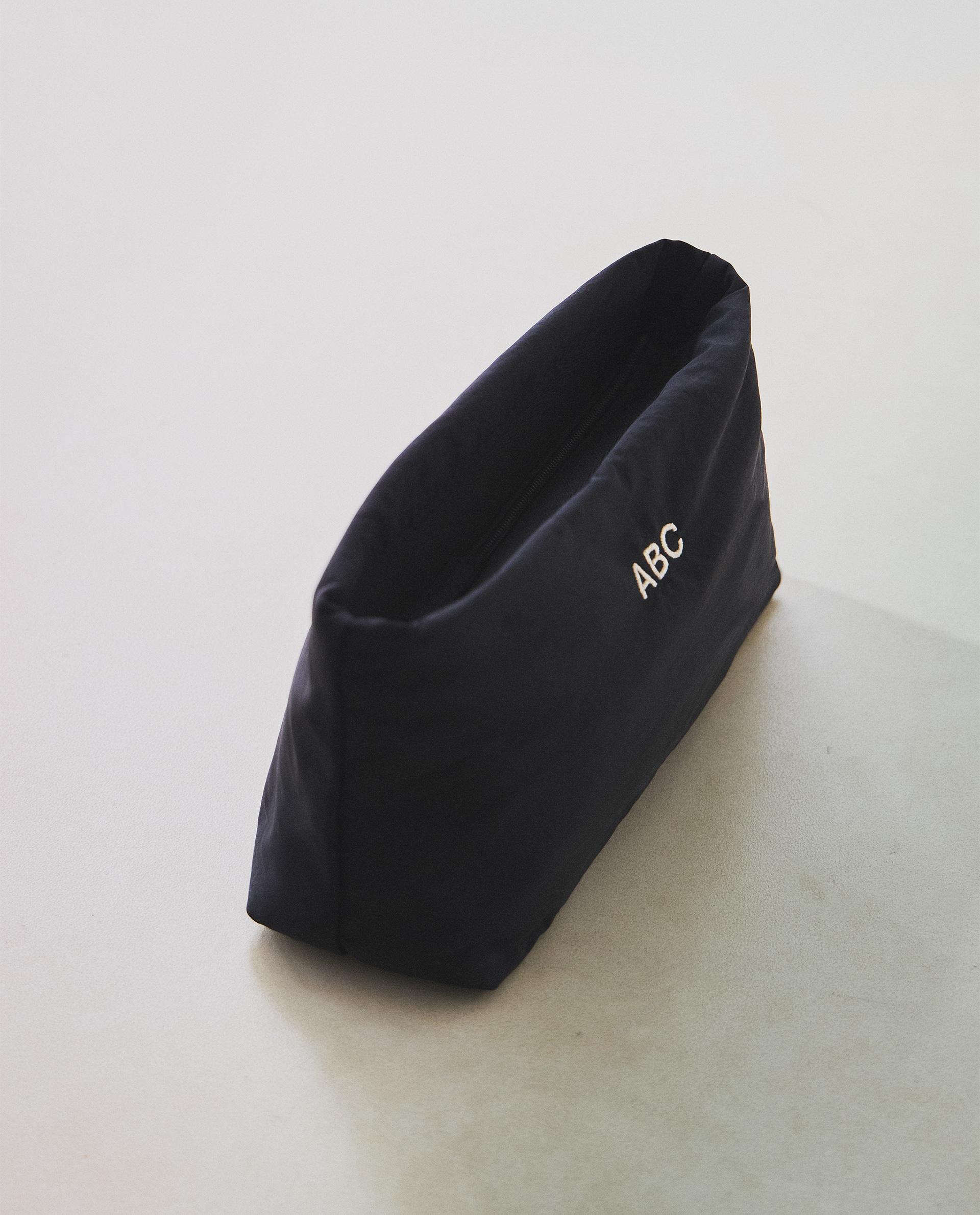 MEDIUM TECHNICAL FABRIC WASH BAG product thumbnail 11