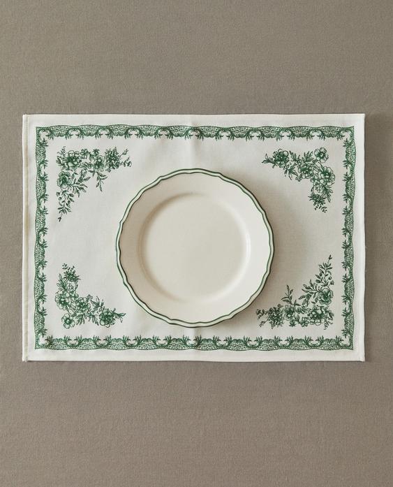 SET DE TABLE EN SATIN IMPRIMÉ SET DE TABLE EN SATIN IMPRIMÉ