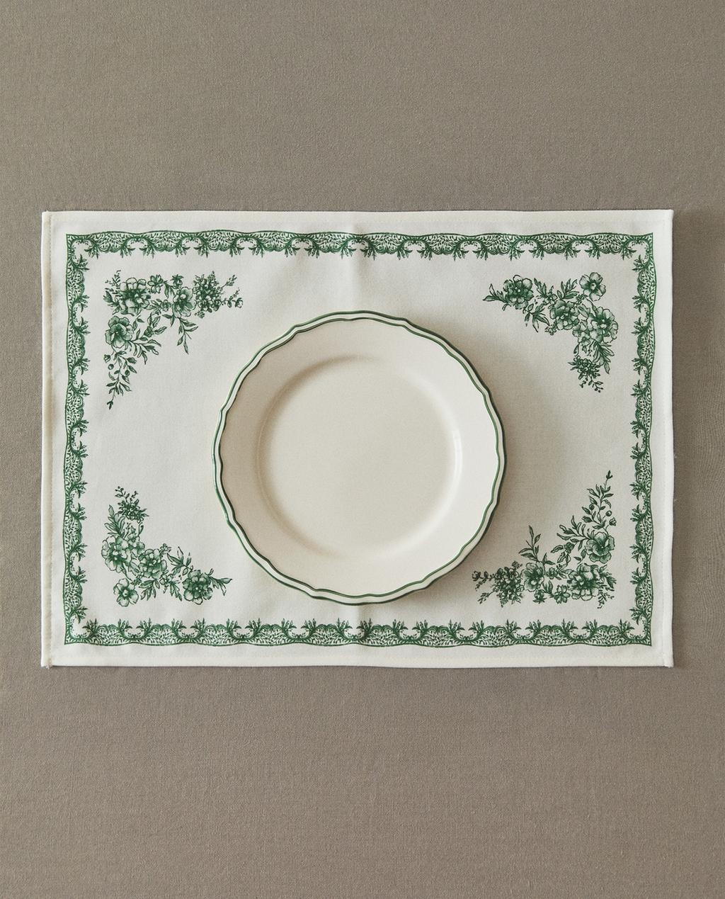 SET DE TABLE EN SATIN IMPRIMÉ SET DE TABLE EN SATIN IMPRIMÉ