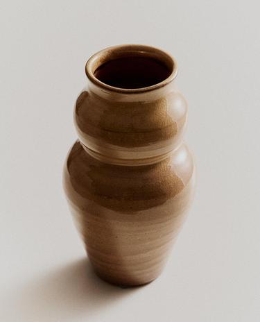DEKORATIVE KERAMIKVASE MIT GEWÖLBTEN FORMEN