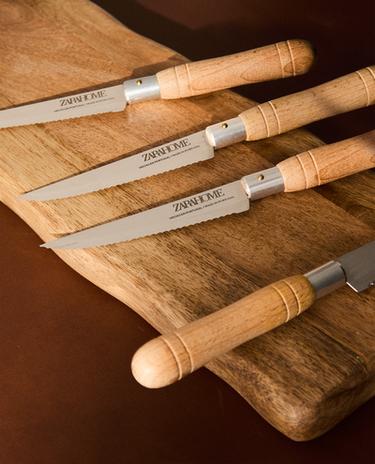 SET OF SERRATED KNIVES WITH WOODEN HANDLE