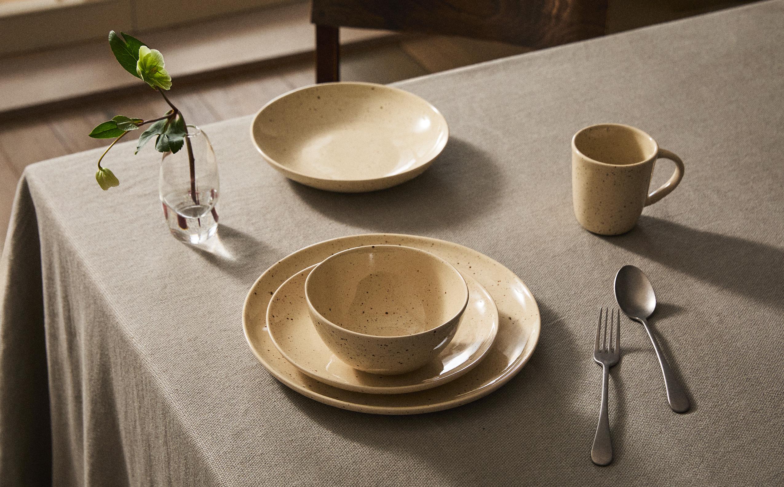 DOTTED CERAMIC DINNER SET