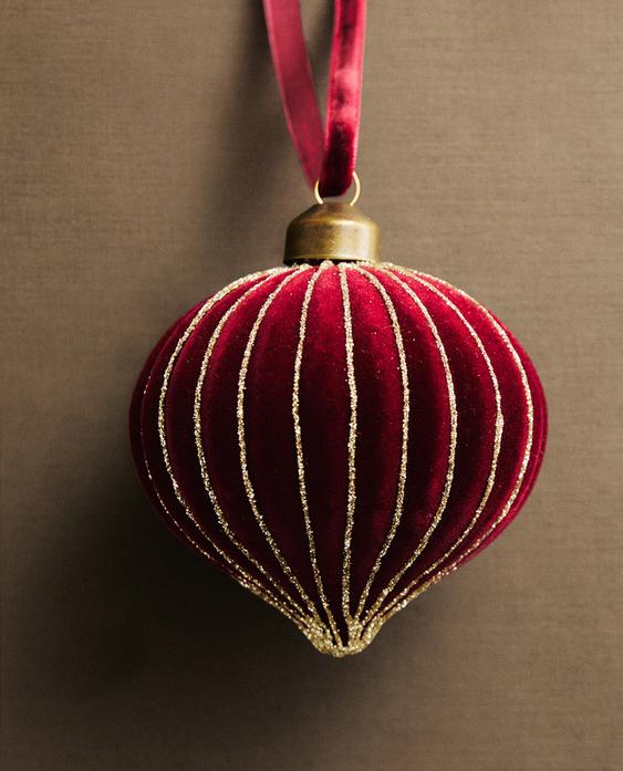 Božični okrasek v granatni barvi v obliki diamanta, z zlatimi bleščečimi linijami in žametnim trakom.