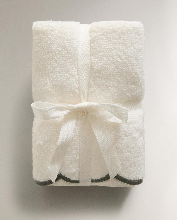 PACK OF HAND TOWELS WITH SCALLOPED DETAIL (PACK OF 3) PACK OF HAND TOWELS WITH SCALLOPED DETAIL (PACK OF 3)