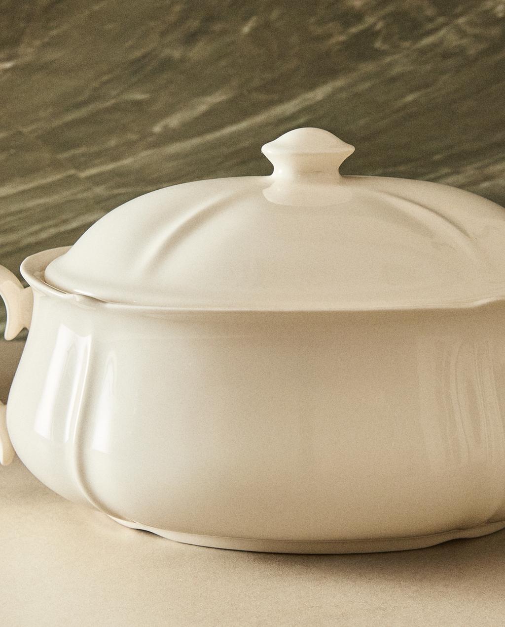 EARTHENWARE TUREEN WITH RAISED-DESIGN EDGE