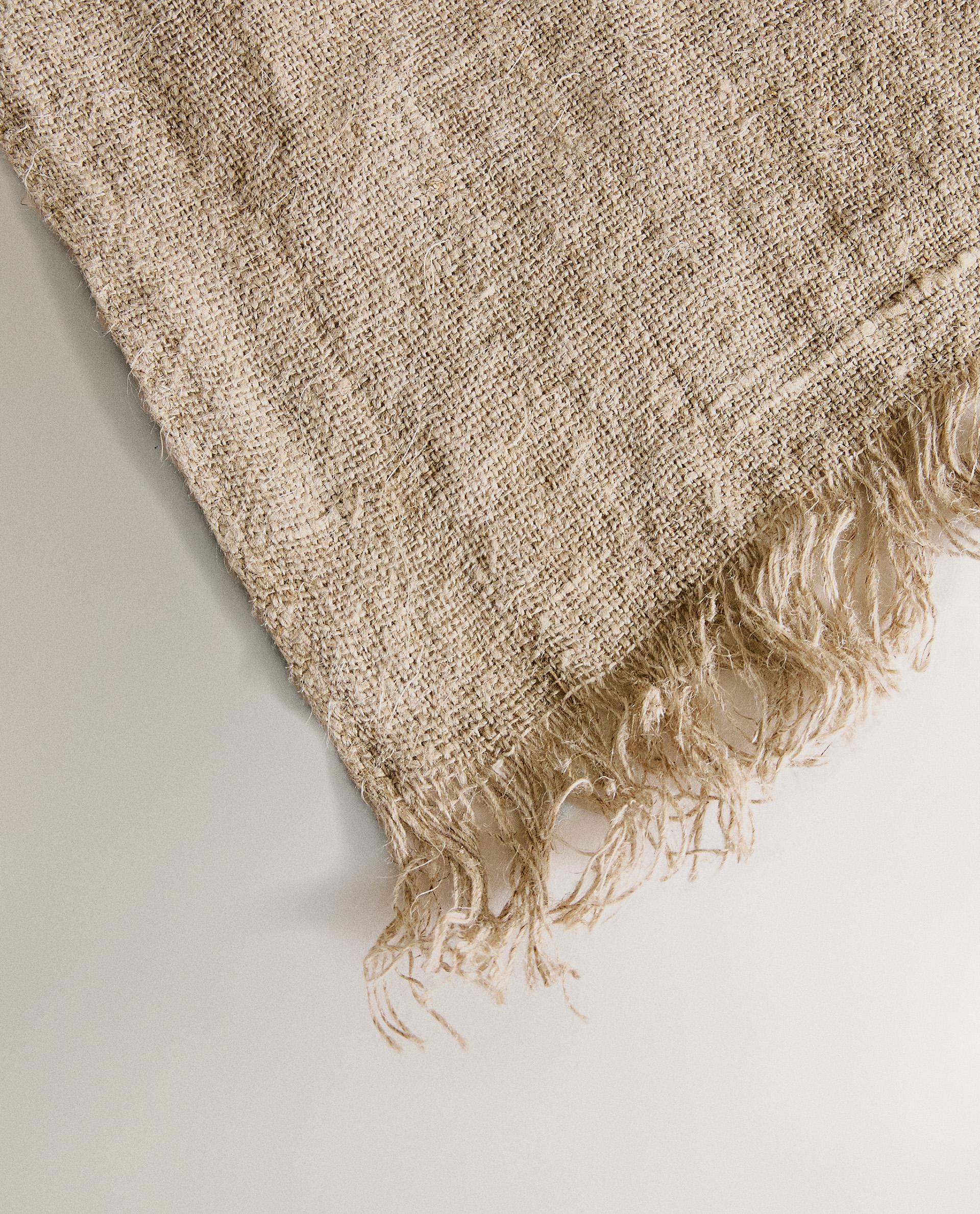 LINEN THROW