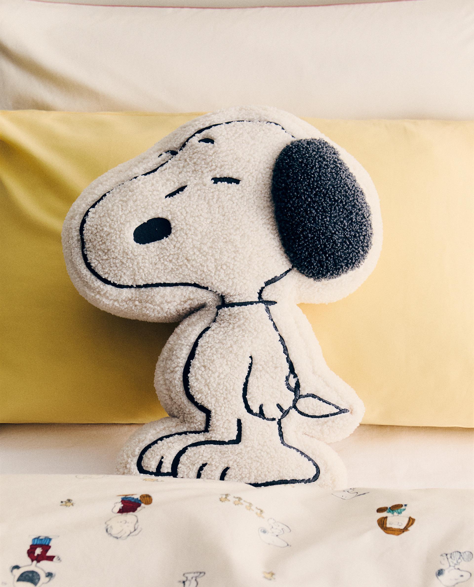 CHILDREN'S PEANUTS™ FAUX SHEARLING CUSHION