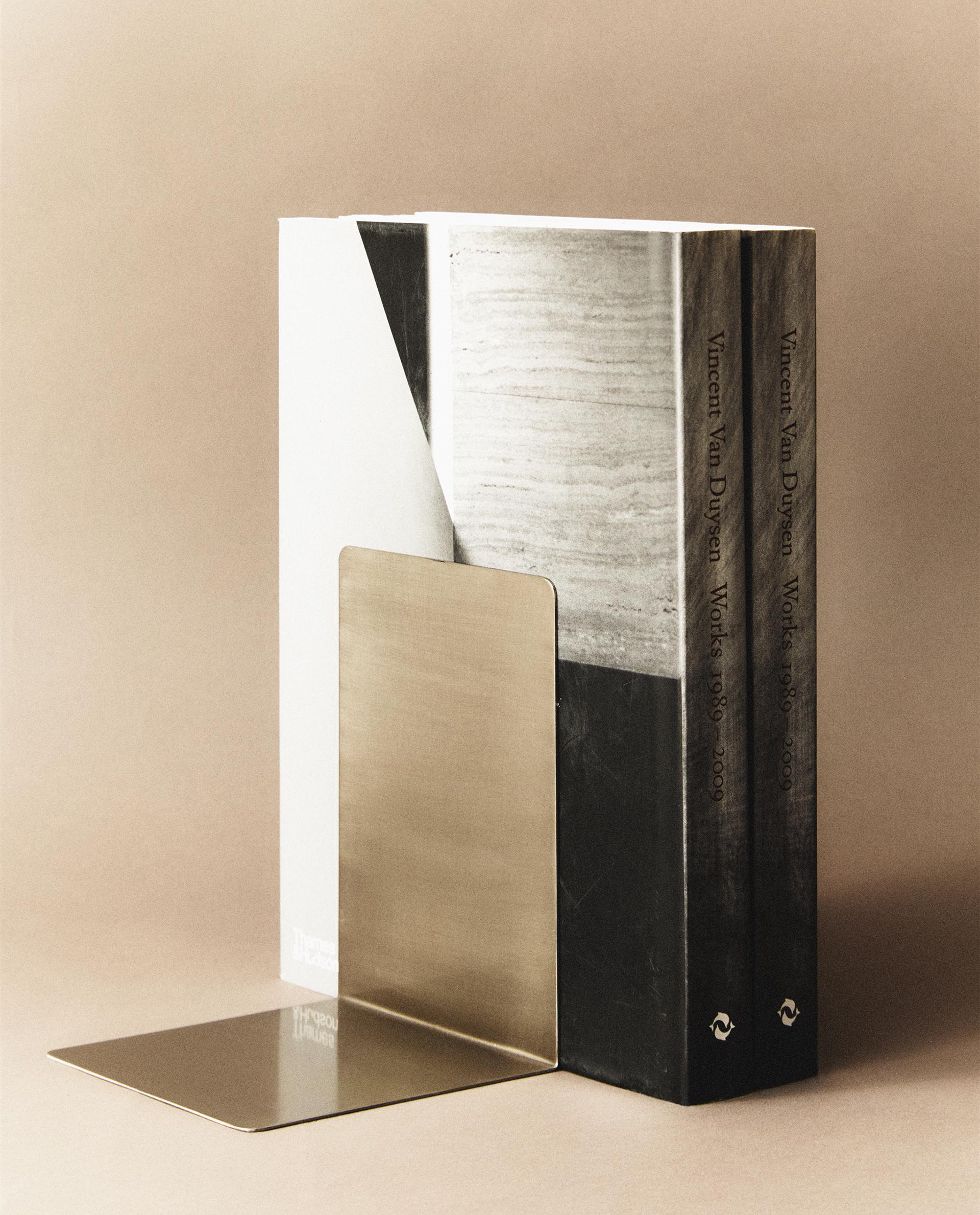 METAL BOOK STAND