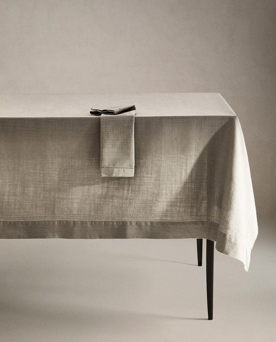 TISCHDECKE AUS BAUMWOLLE MIT HOHLSAUM