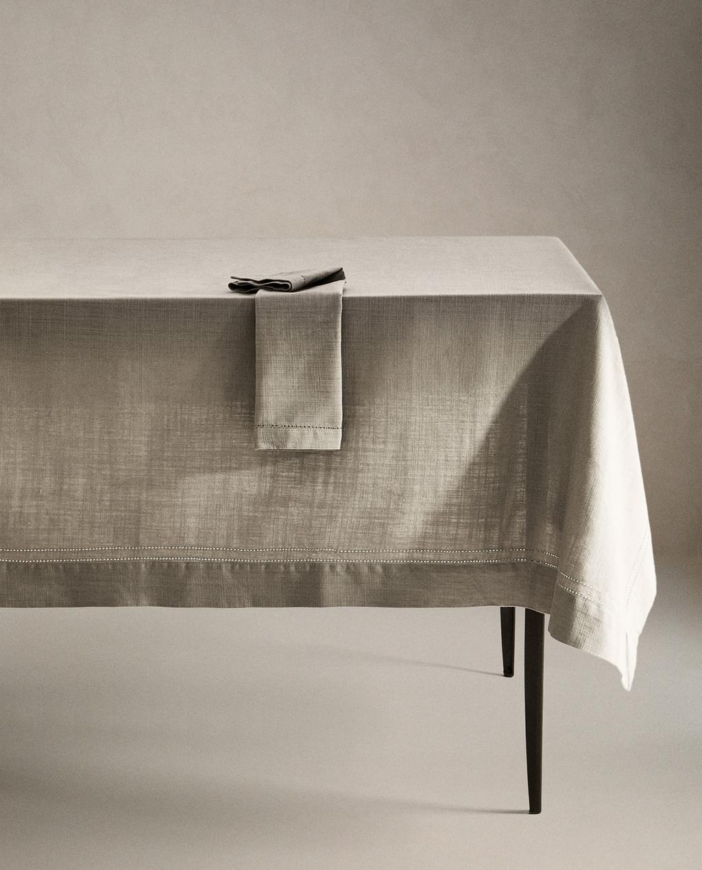 TOALHA DE MESA DE ALGODÃO COM ELEMENTO DECORATIVO