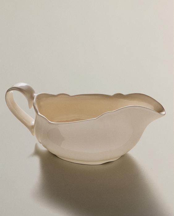 EARTHENWARE GRAVY BOAT WITH RAISED-EDGE DETAIL EARTHENWARE GRAVY BOAT WITH RAISED-EDGE DETAIL