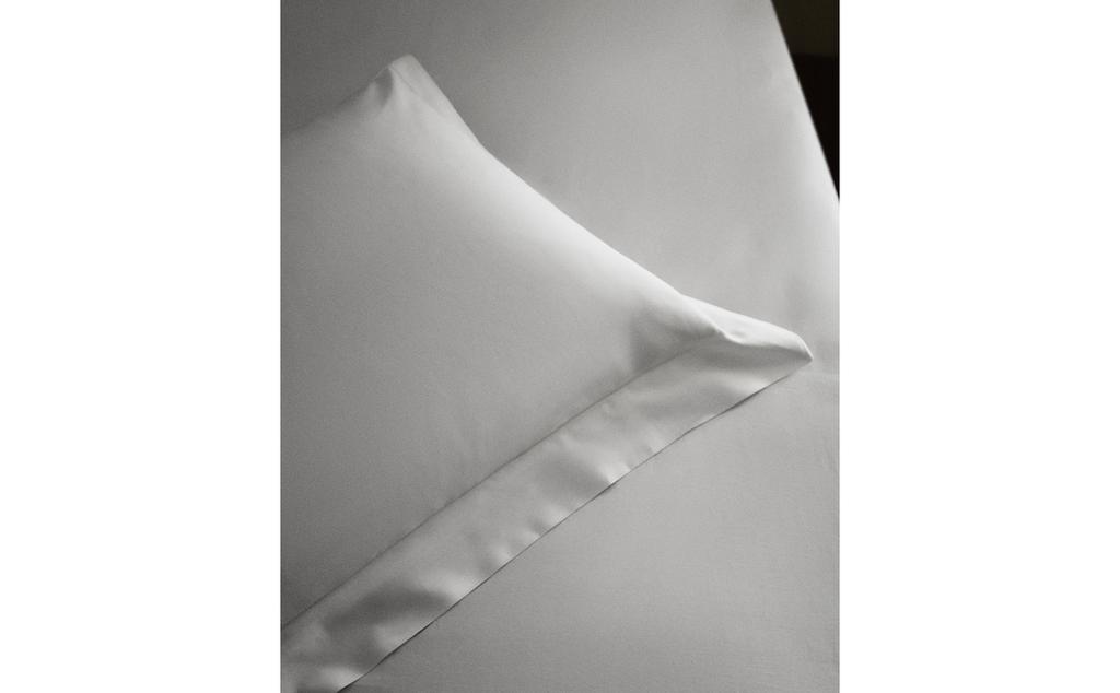 PREVLEKA ZA VZGLAVNIK IZ DEBELEGA SATENA (300 NITI) PREVLEKA ZA VZGLAVNIK IZ DEBELEGA SATENA (300 NITI)