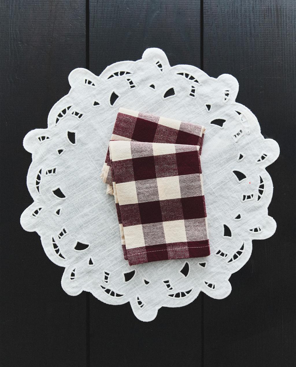 СЕРВЕТКА ПІД ПОСУД З ПЕРФОРОВАНОЮ ВИШИВКОЮ