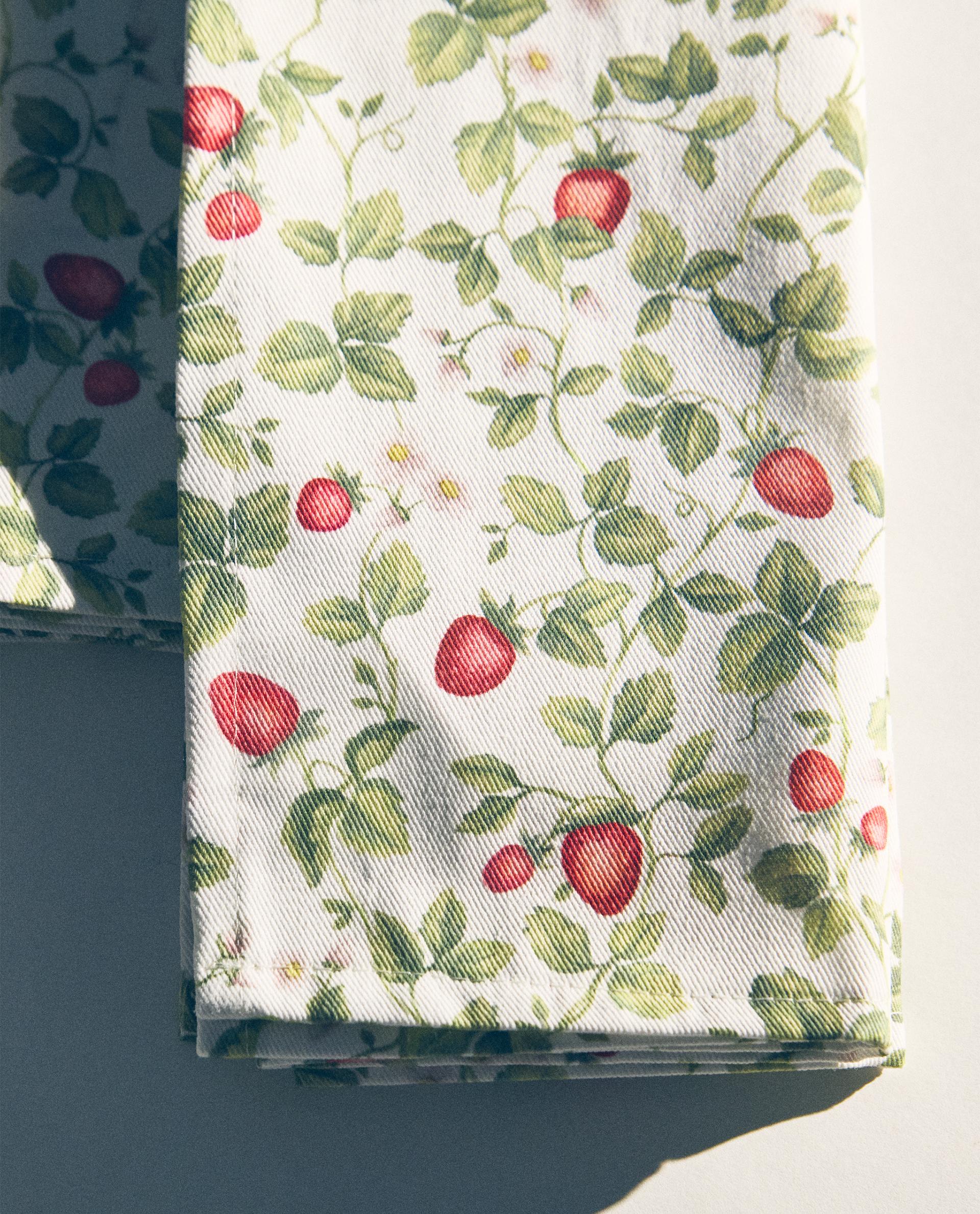 PACK OF STRAWBERRY NAPKINS (PACK OF 2) product thumbnail 11