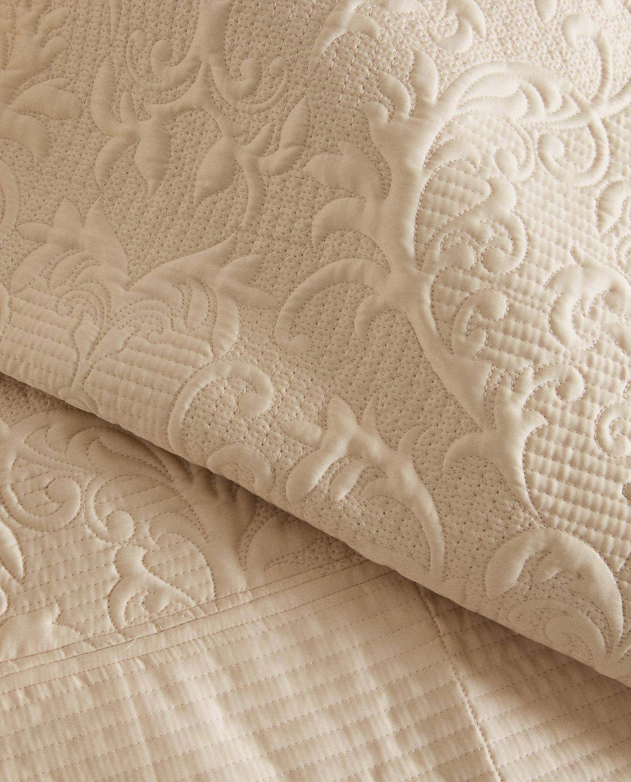 QUILT WITH RAISED DESIGN product thumbnail 2