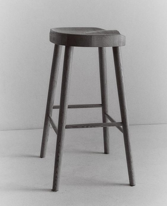 كرسي صغير من خشب الدردار كرسي صغير من خشب الدردار