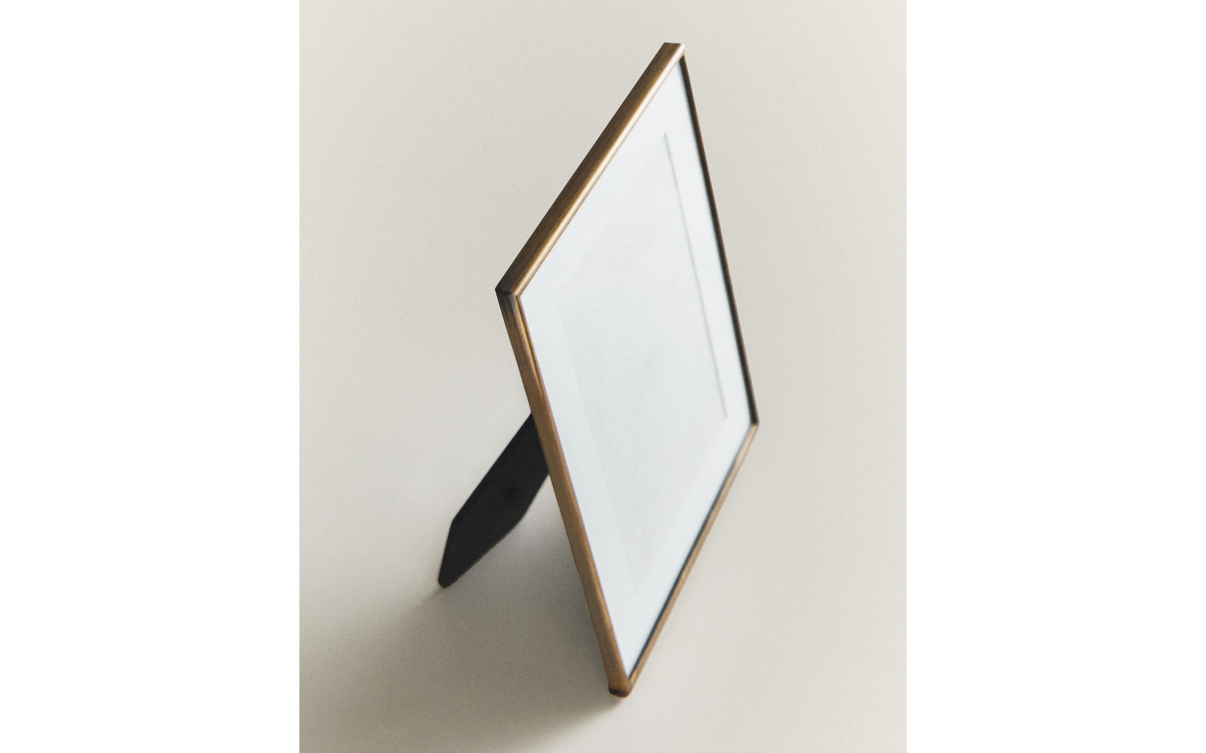 PHOTO FRAME WITH THIN METALLIC BORDER product thumbnail 9
