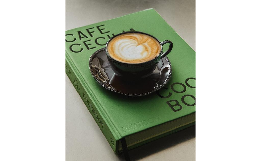 XÍCARA E PRATO DE CAFÉ DE GRÉS COM RELEVO