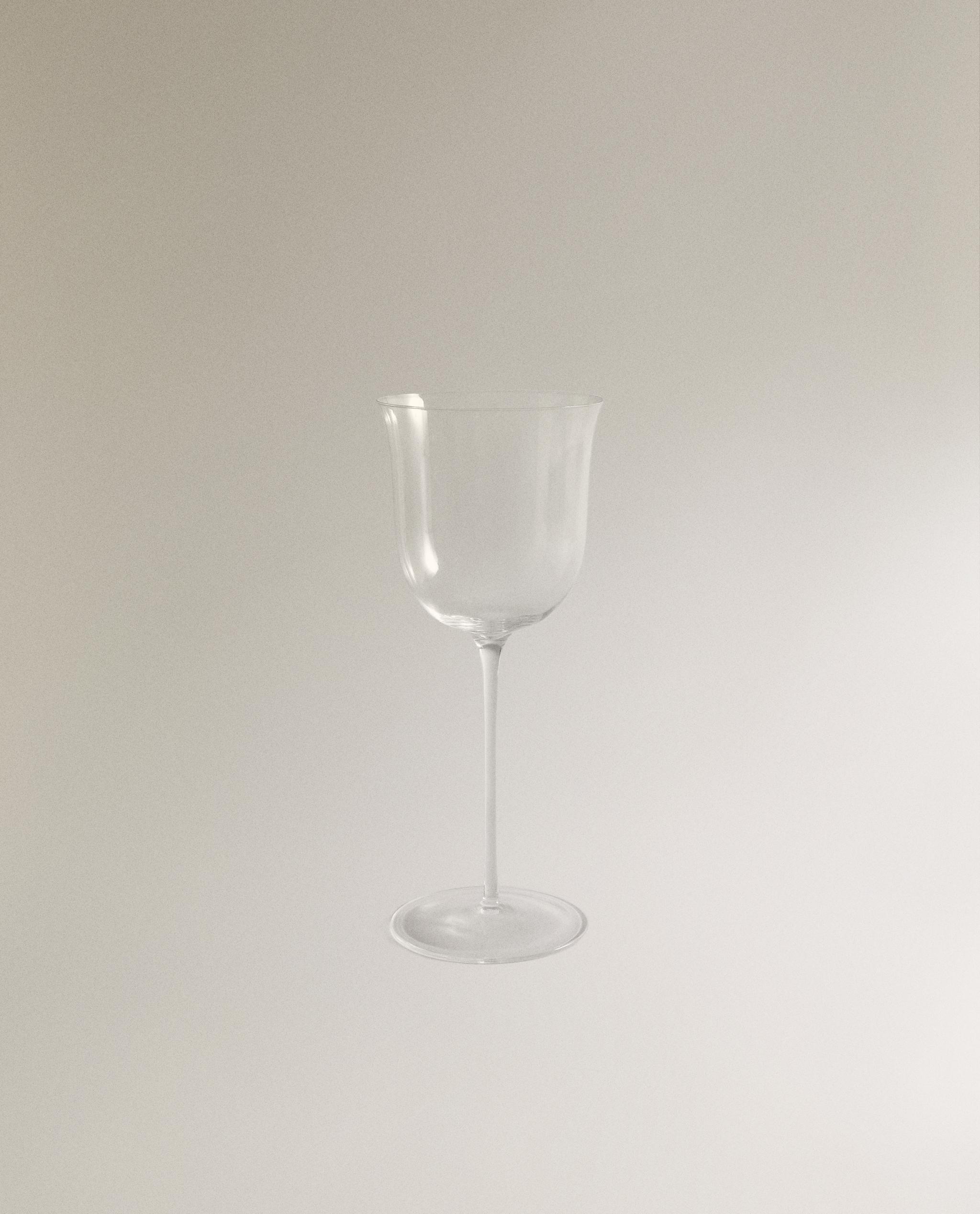 Prozorna čaša s podolgovato in rahlo razširjeno kupo, ultralahka zasnova.