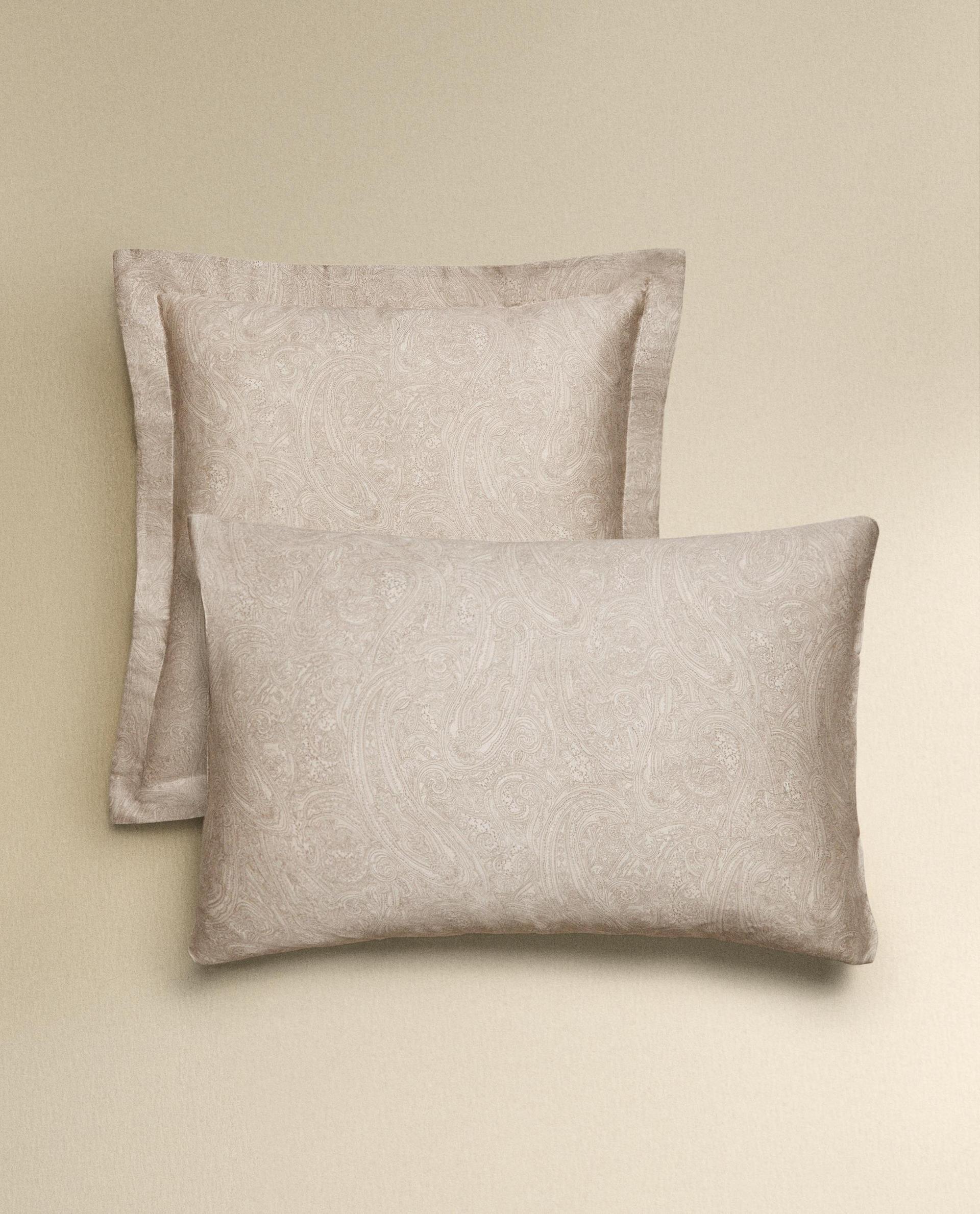 KOPFKISSENBEZUG AUS SATIN MIT PAISLEY-MUSTER KOPFKISSENBEZUG AUS SATIN MIT PAISLEY-MUSTER