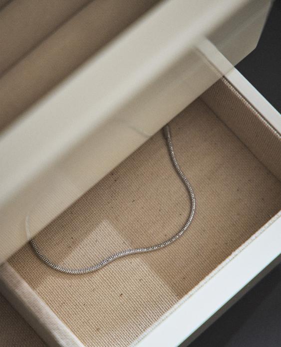 علبة مجوهرات كبيرة مطلية باللّك بغطاء ودرج علبة مجوهرات كبيرة مطلية باللّك بغطاء ودرج