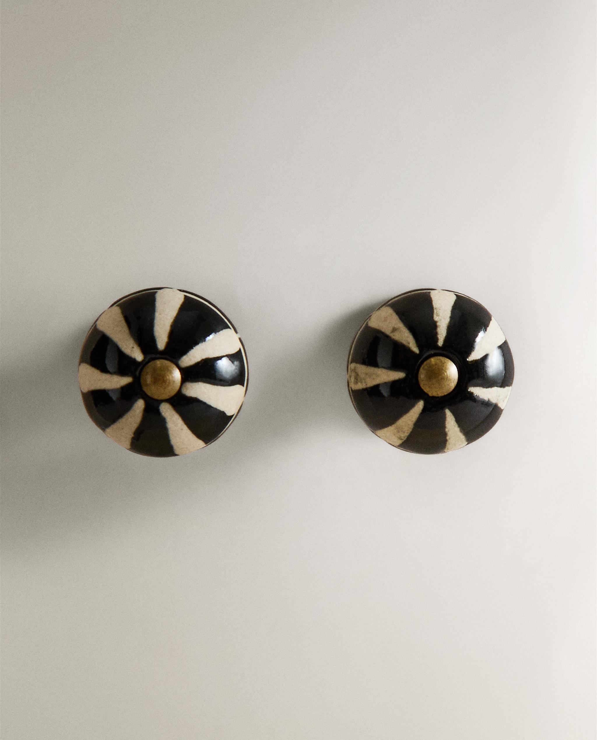 PACK OF STRIPED CERAMIC DOOR KNOBS (PACK OF 2) product thumbnail 2