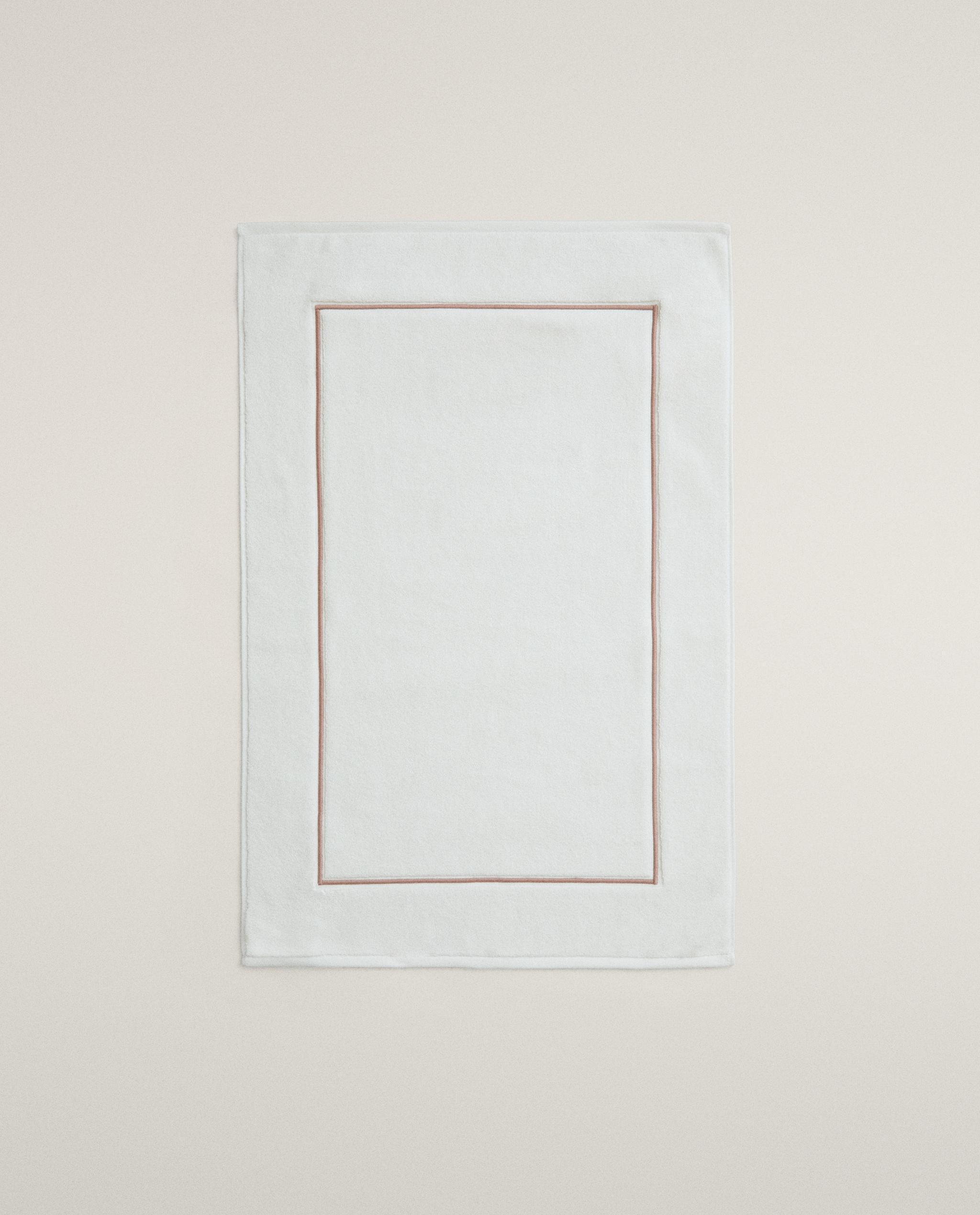 EMBROIDERED SCALLOPED BATH MAT product thumbnail 3