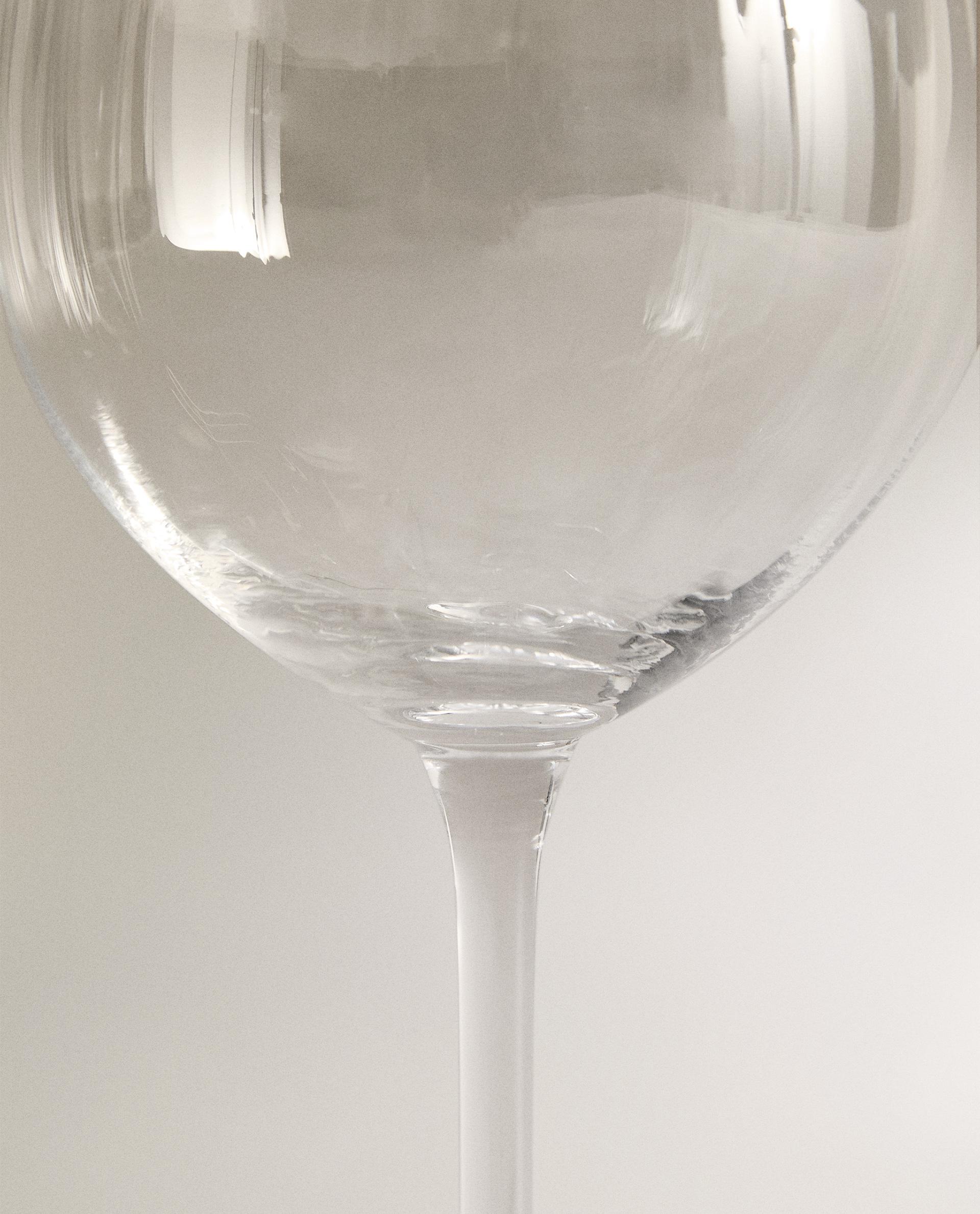 RAISED CRYSTALLINE WINE GLASS