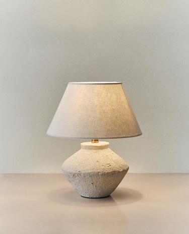 MAŁA LAMPA STOŁOWA Z FAJANSOWĄ PODSTAWĄ