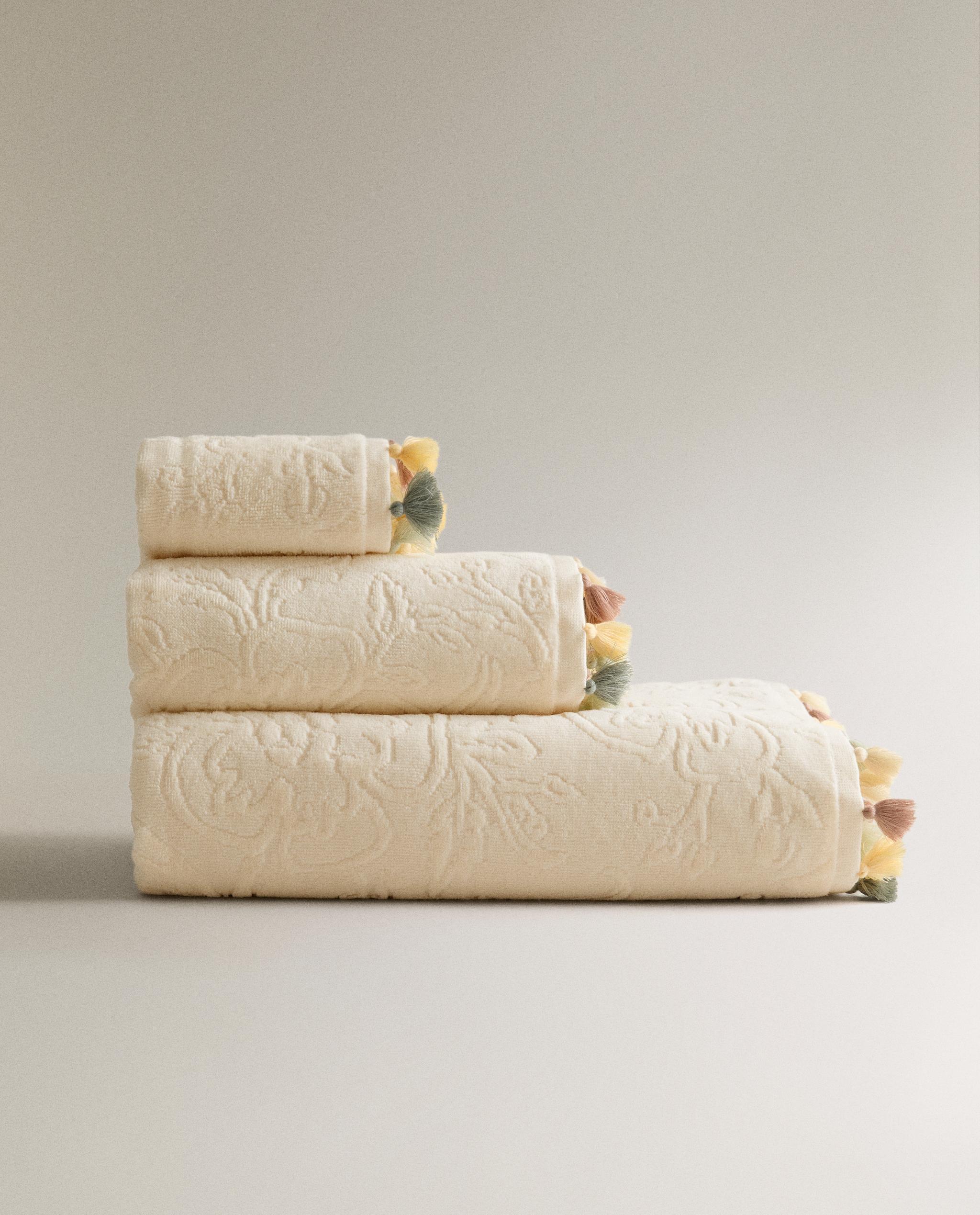 JACQUARD POMPOM BATH TOWEL