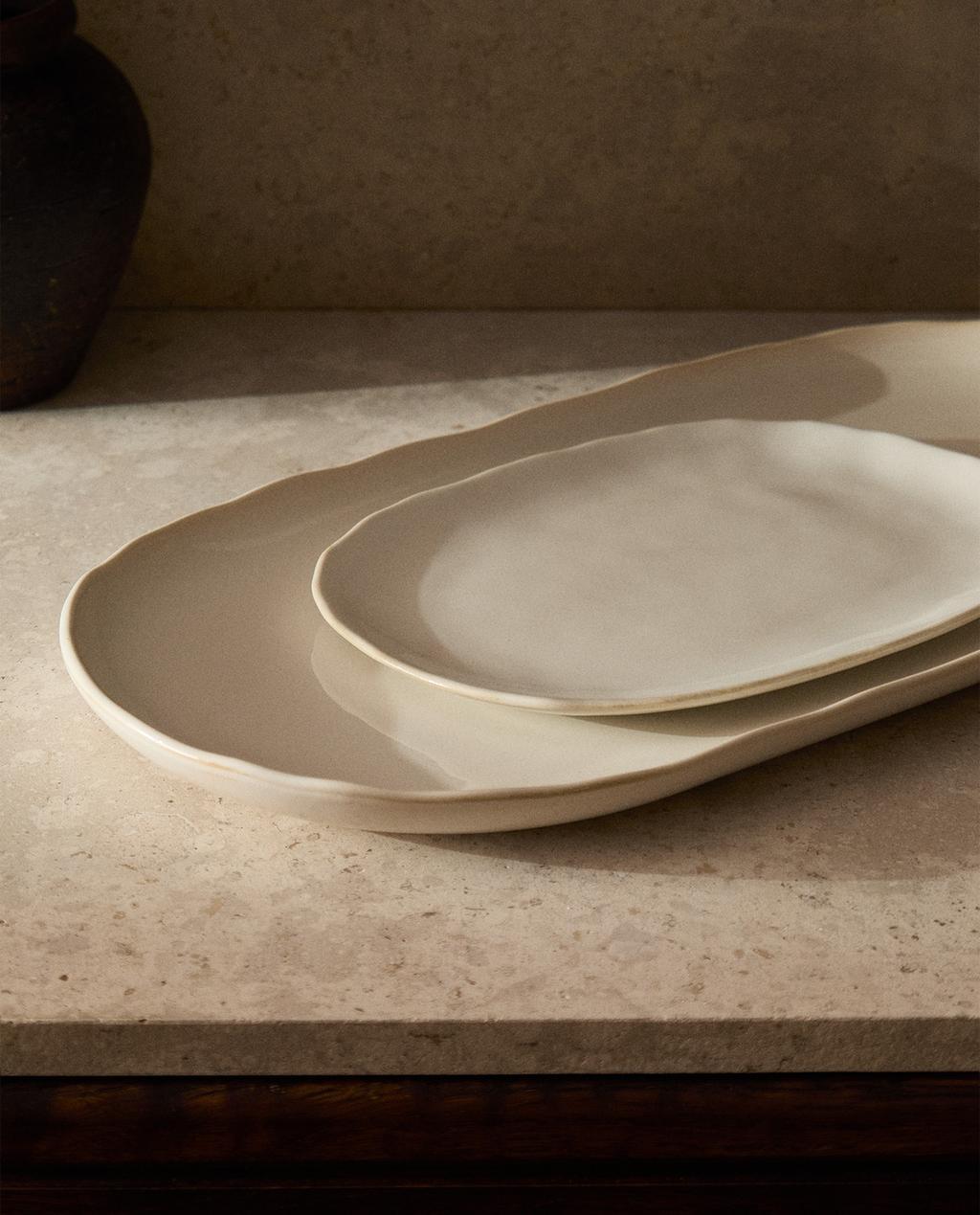 STONEWARE SERVING DISH WITH CONTRAST RIM