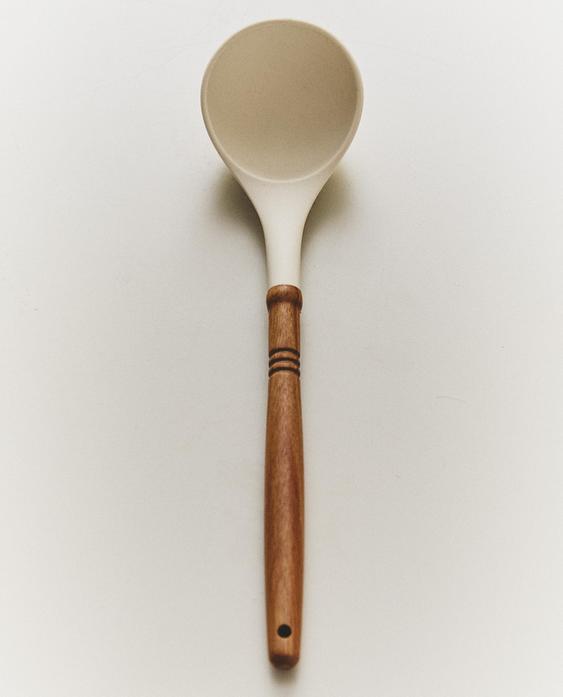 مغرفة من السيليكون والخشب