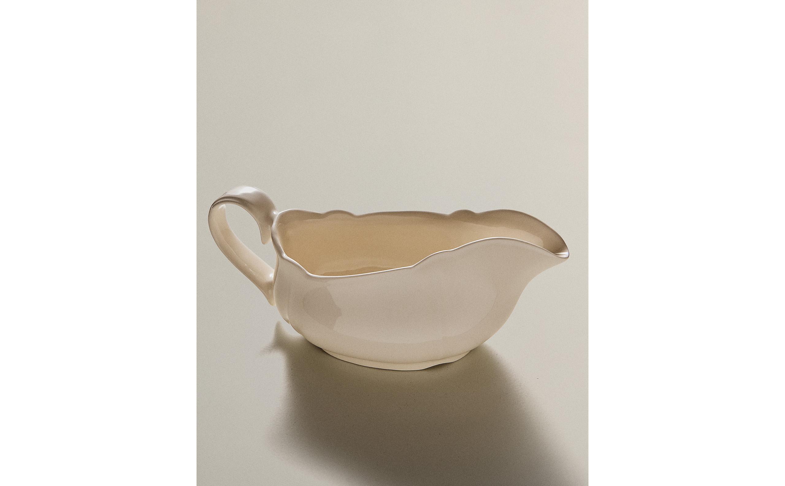 EARTHENWARE GRAVY BOAT WITH RAISED-EDGE DETAIL product thumbnail 5