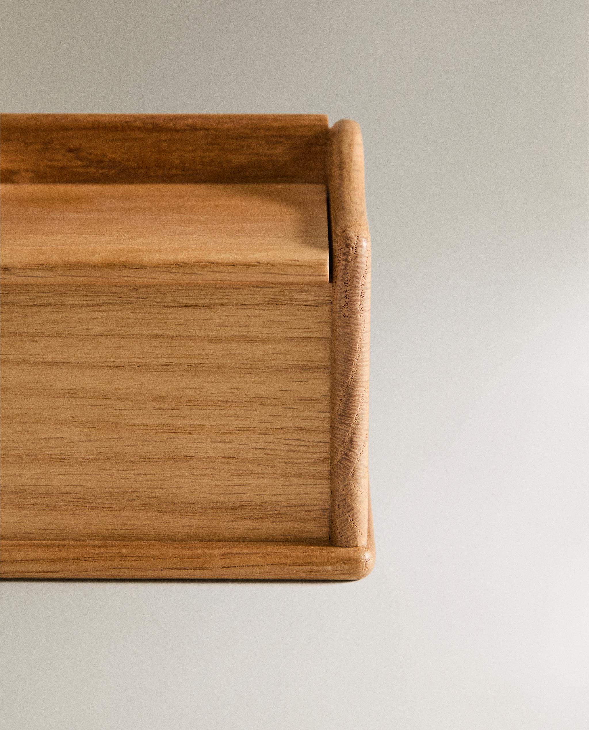 OAK WOOD SALT SHAKER WITH LID product thumbnail 6